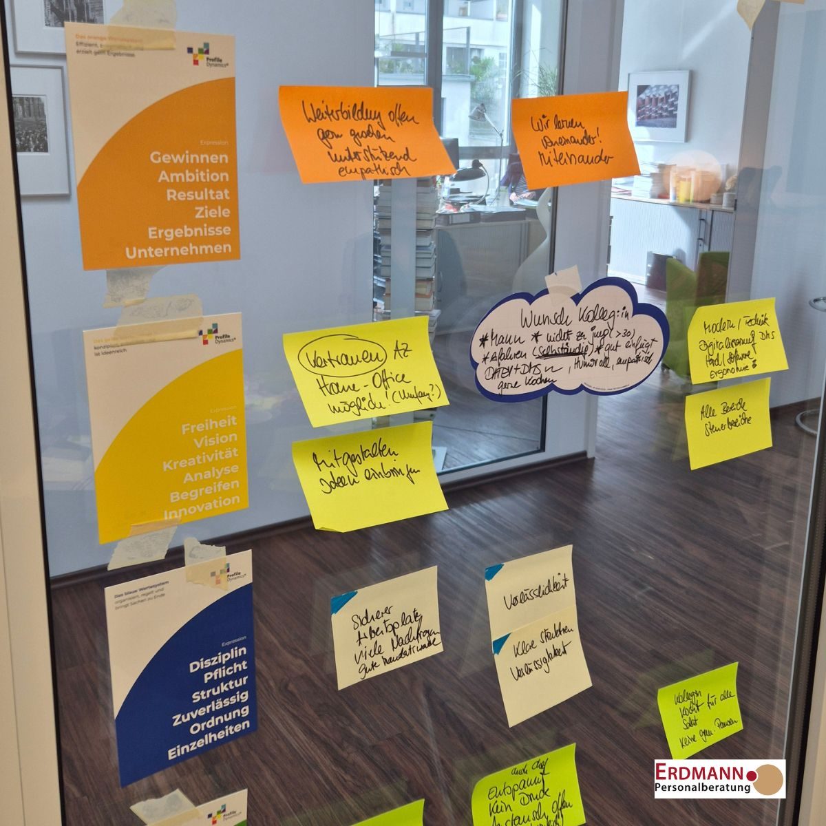 Pinnwand mit Post its aus Workshop Arbeitgeber Profiler